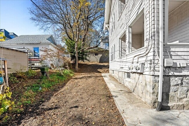 Building Photo - 15 Clearview Ave