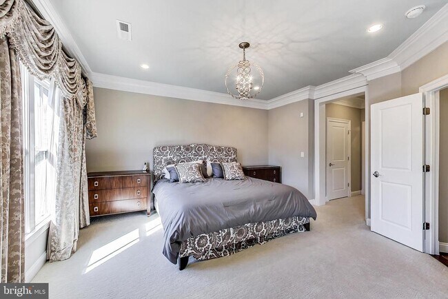 Building Photo - 10821 Symphony Park Dr