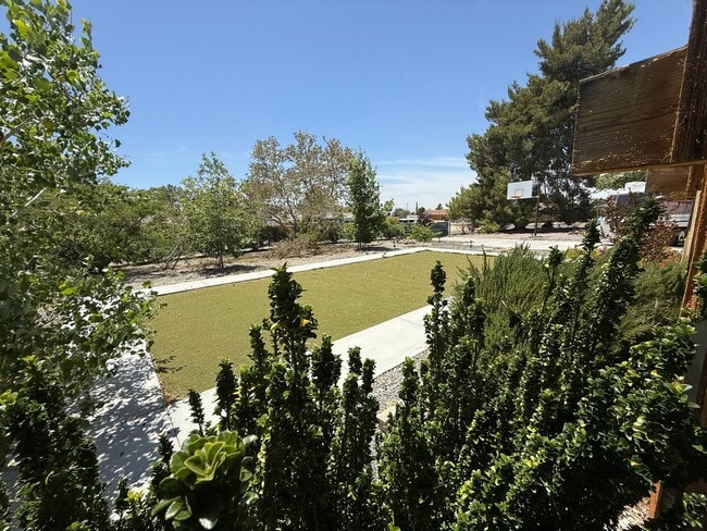 Building Photo - High Desert Retreat- 3 Bedrooms, 2 Bathroo...