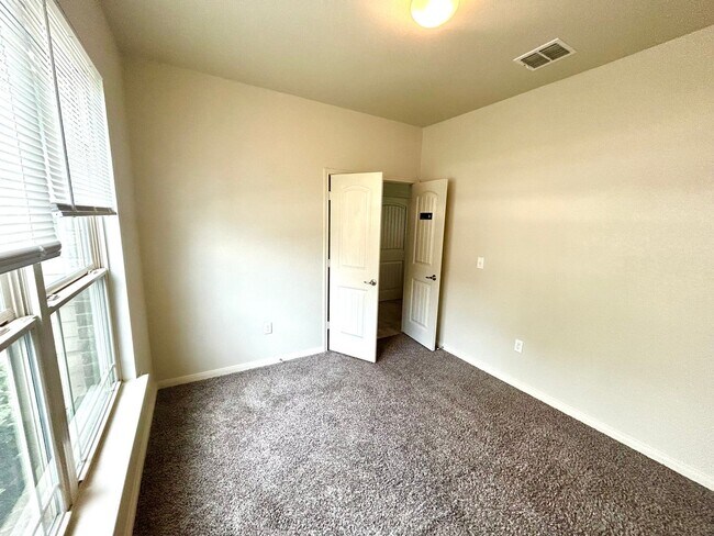 Building Photo - *MOVE IN SPECIAL* Comfort & Convenience – 2-Story Home with Fenced Backyard!