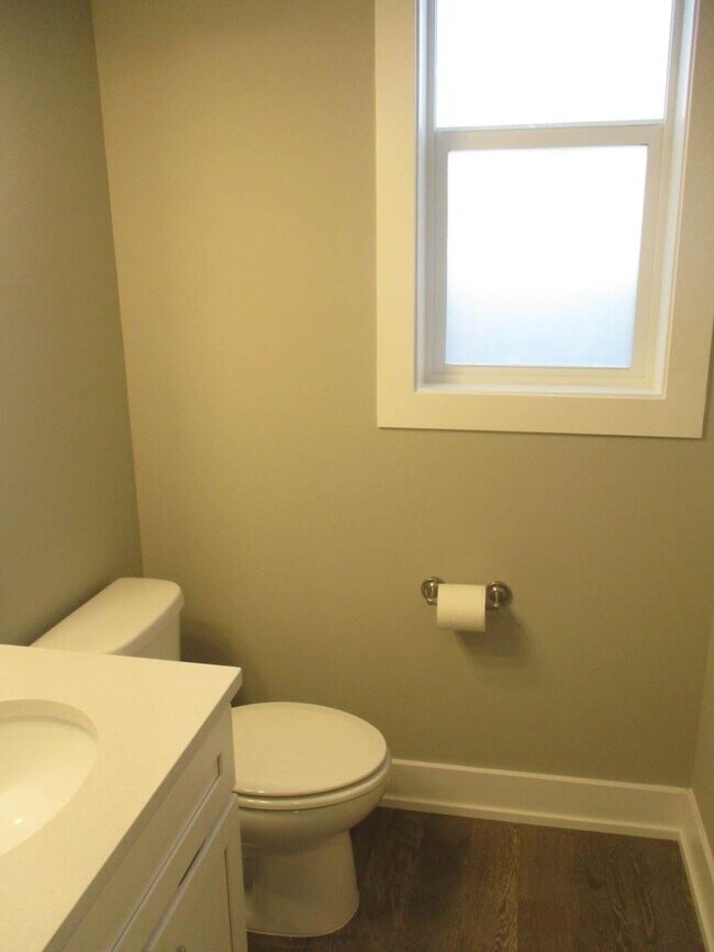Building Photo - 4 Bedroom 2.5 Bathroom Harbor Hills Home