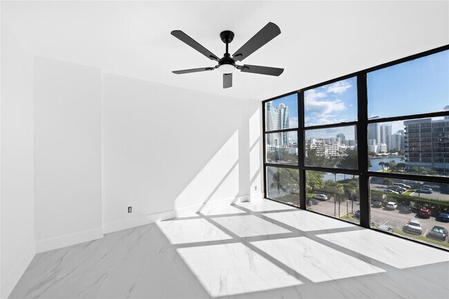 Building Photo - 800 Parkview Dr