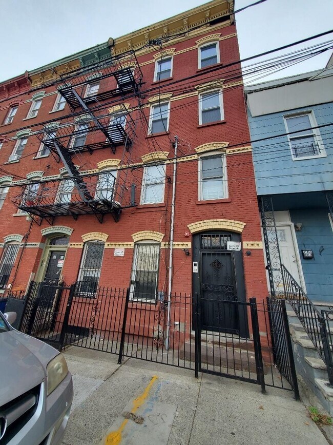 Building Photo - 41 Harmon St