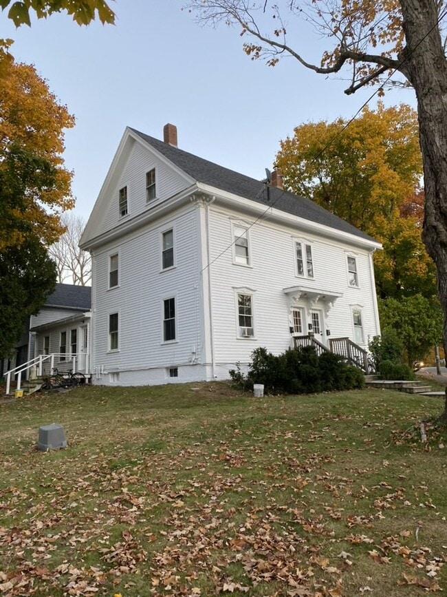 Building Photo - Bright, Updated 2-Bedroom Apartment in a Convenient Bath Location