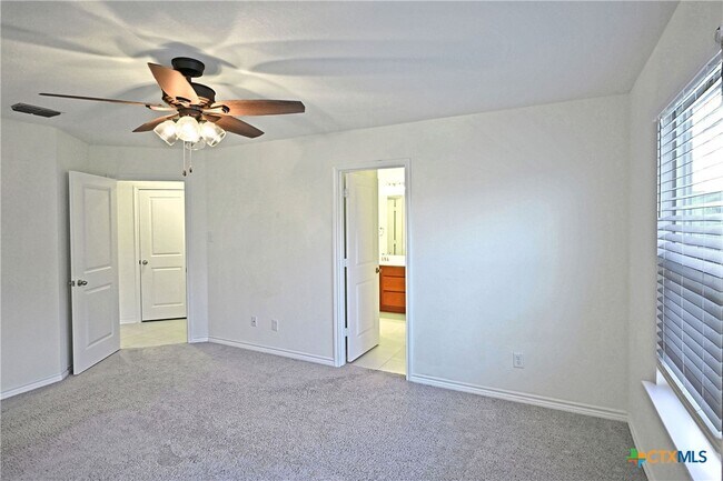 Building Photo - 512 Dakota Crk