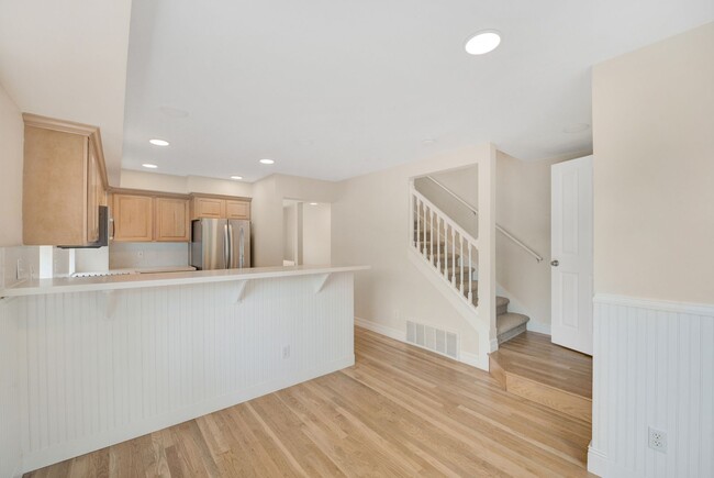Building Photo - Rooftop Deck & Convenient Seattle Location
