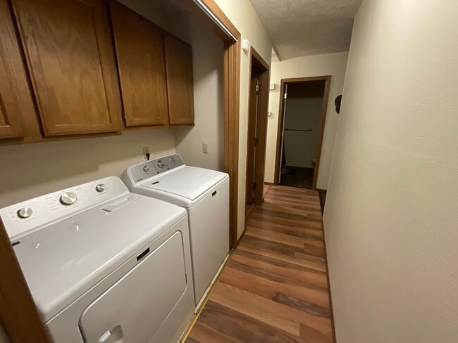 Building Photo - Spacious Duplex