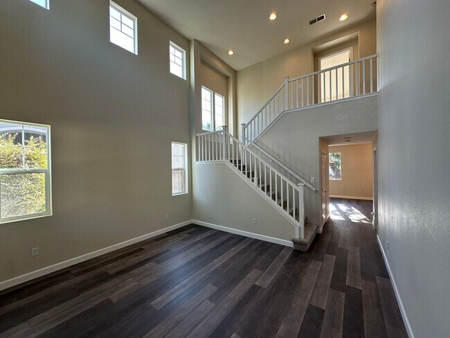 Building Photo - Beautiful 4 Bedroom, 2.5 Bath Tracy Home /...