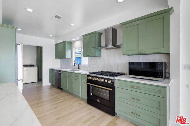 Building Photo - 3710 Glenridge Dr