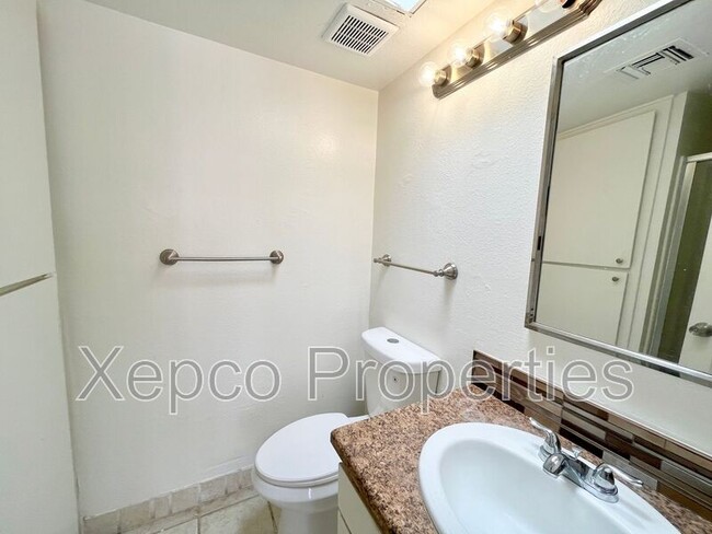 Building Photo - 555 E Cottonwood Rd