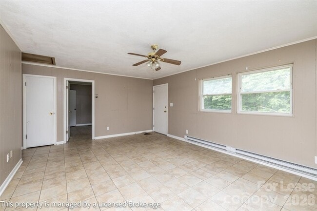 Building Photo - 219 Roslyn Rd