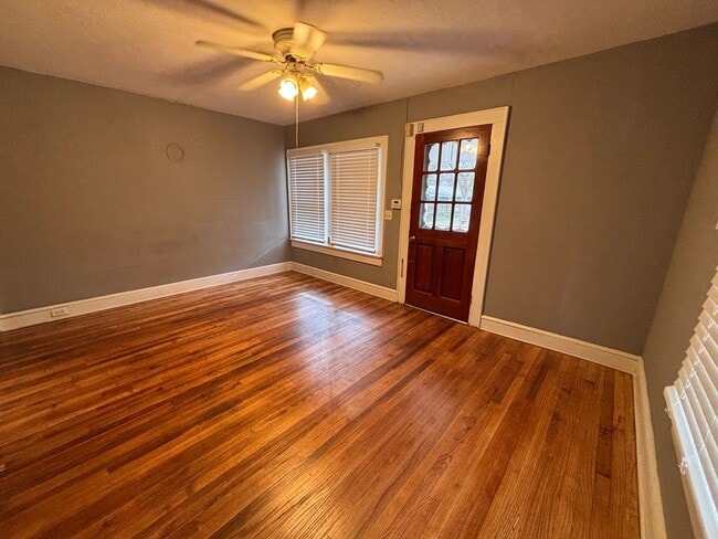 Building Photo - 3 Bedrooms- 1 Bathroom- House in East Rome!