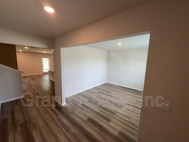 Building Photo - 5431 Peach Dr