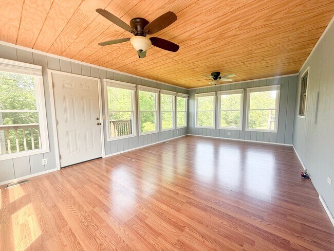 Building Photo - Sunroom, 2-Car Garage & Lawn Care Included | Pet-Friendly Cookeville Home