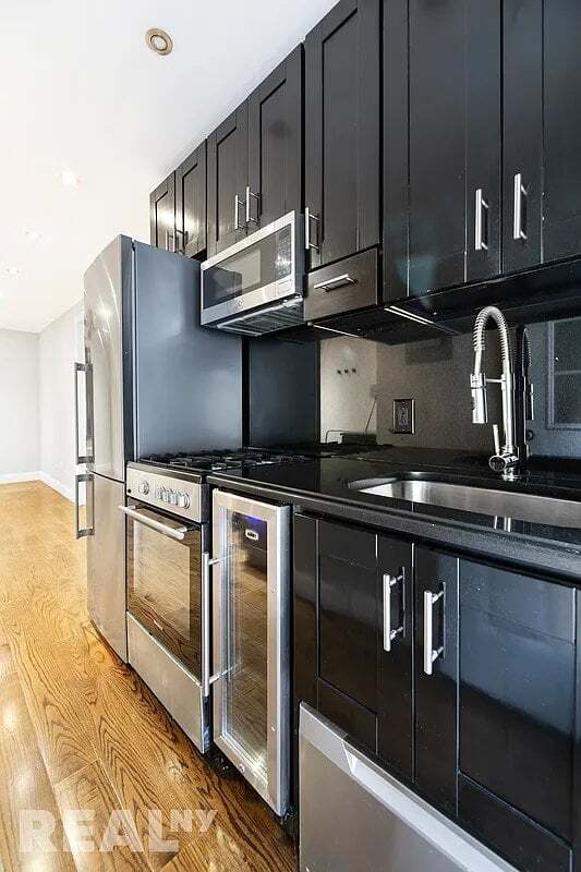 Building Photo - 127 E 7th St