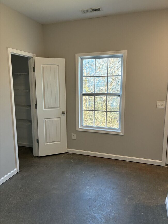 Building Photo - 805 Lynes St