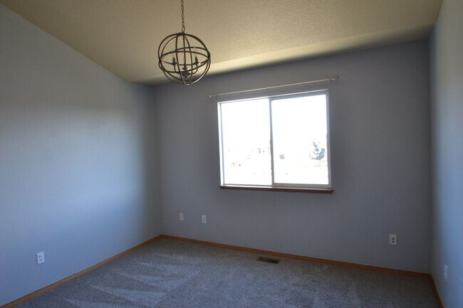 Building Photo - 6 Bed, 3.5 Bath Home Available Now!