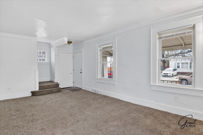 Building Photo - $1300 3 bedrooms