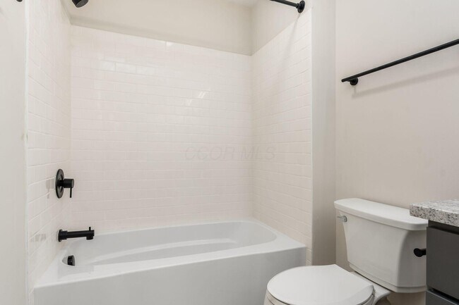 Building Photo - 172 Whitethorne Ave