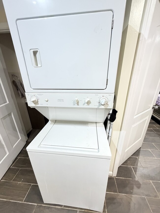 Building Photo - 2817 N Clybourn Ave