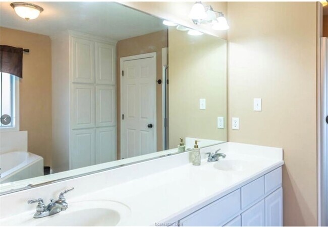 Building Photo - 4200 Colchester Ct