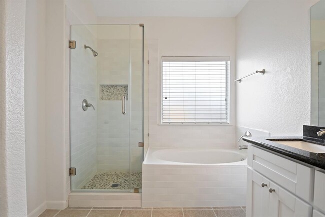 Building Photo - 7723 Butler Lakes Ct