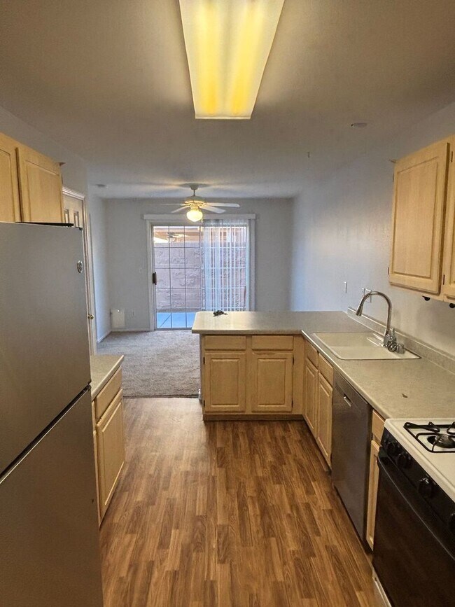 Building Photo - *GREAT TOWNHOME IN GATED "SILVERADO RANCH COMMUNITY!!"