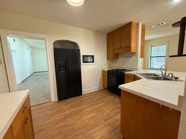 Building Photo - Pensacola - East Hill - 4 bedrooms, 3 bathroom - Mother in Law suite