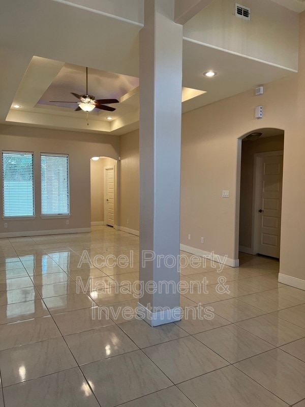 Building Photo - 711 N Abbott Ave