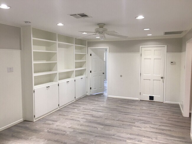 Building Photo - Beautifully renovated 3 bed/3bath near UTMB
