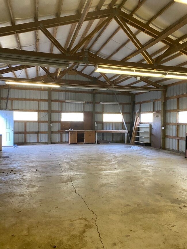 Building Photo - Spacious 4-Bed, 2-Bath Home on 5+ Acres