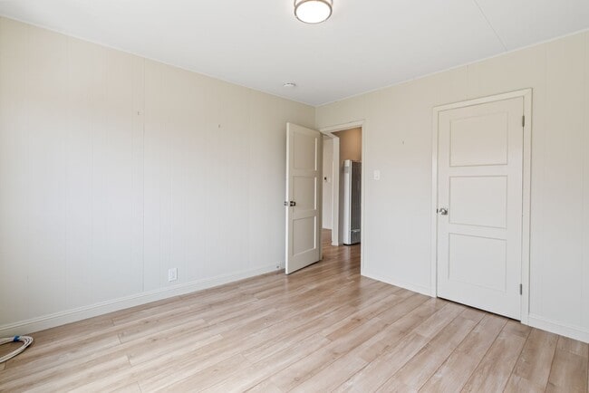 Building Photo - Cute, Comfortable and Convenient Apartment...