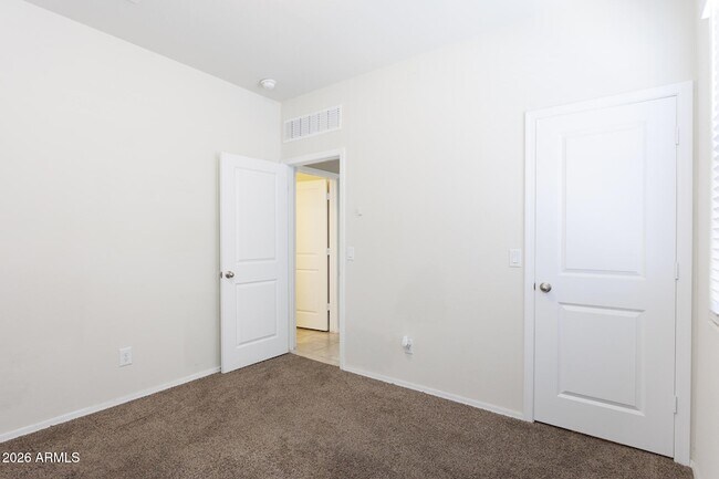 Building Photo - 1075 W Avalon Canyon Dr