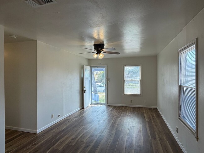 Building Photo - THREE BEDROOM ONE BATH HOME