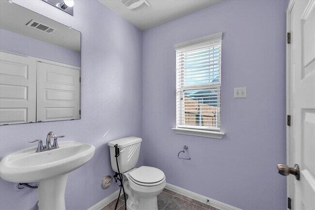 Building Photo - 440 Star Thistle St