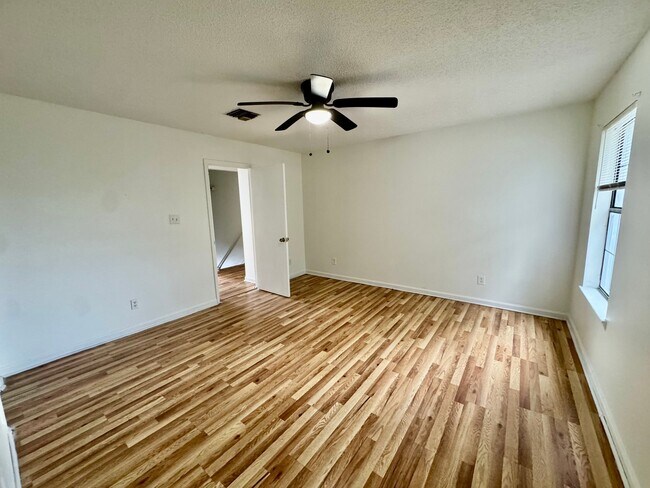Building Photo - 127 E Pamela Dr