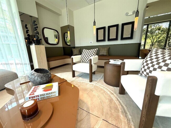 Building Photo - 9901 W Bay Harbor Dr