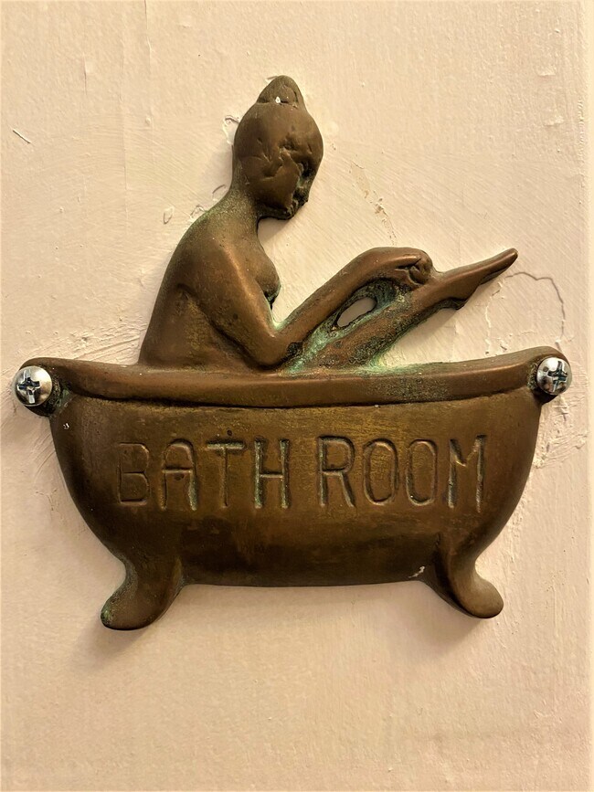 Great Soaking Bath tub - 211 S Navy Blvd