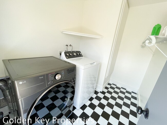 Building Photo - Beautifully Updated 2 Bedroom in Prime Carlsbad Village Location!