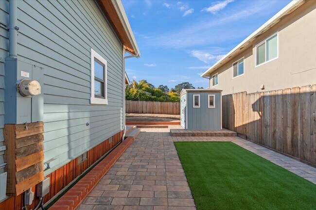 Building Photo - 272 Clay St