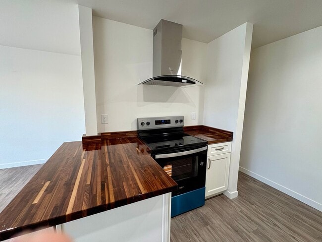 Building Photo - Darling Fully Remodeled Two Bedroom with G...