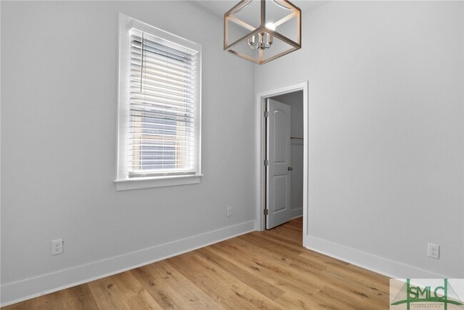 Building Photo - 826 W Victory Dr