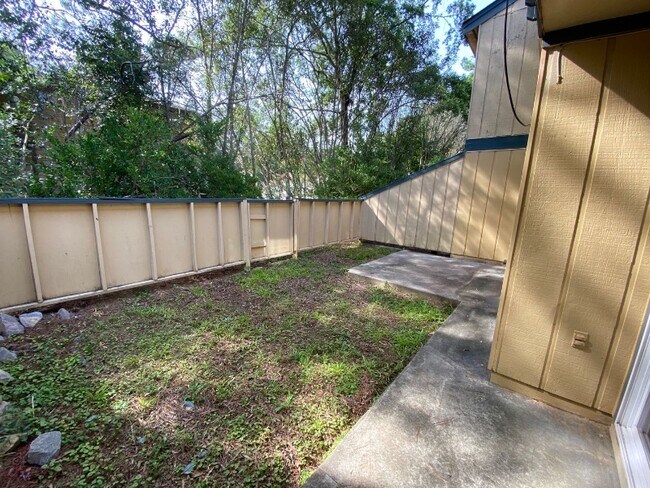 Building Photo - 449 Hickory Hill Dr