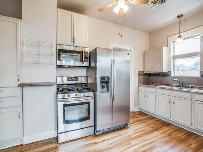 Kitchen - 1007 W Craig Pl