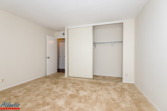 Building Photo - Lovely Condo | Washer/Dryer | Carport