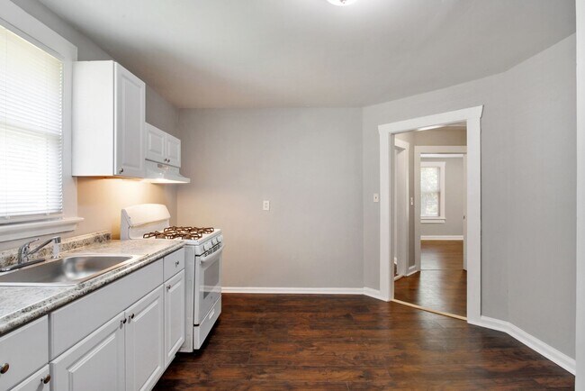 Building Photo - Large 4BR/2BA Home Walking Distance to Daf...