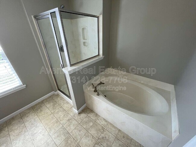 Building Photo - 5533 Emerald Pl Dr