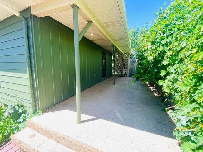 Building Photo - 3 bedroom - 2.5 bathroom - Single Family Home