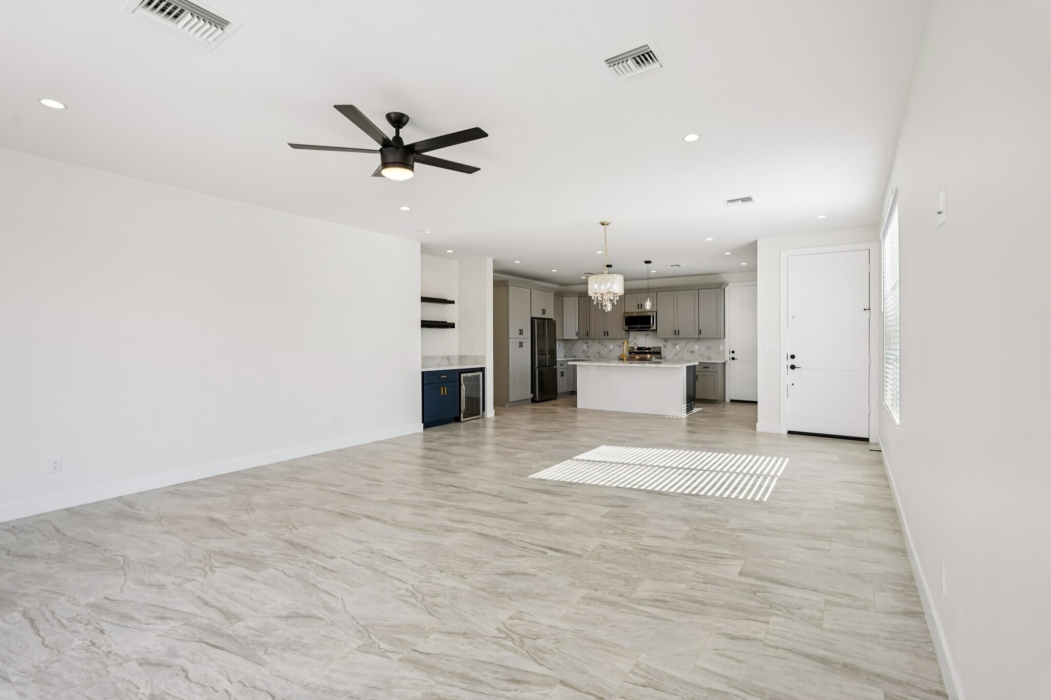 Building Photo - 910 E Roma Ave