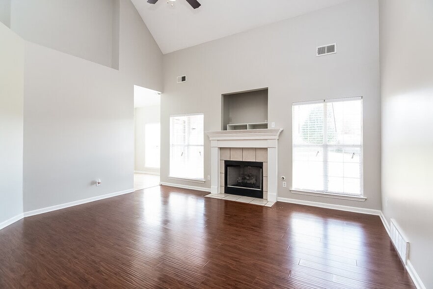 Building Photo - 5820 Lillian Bend Dr